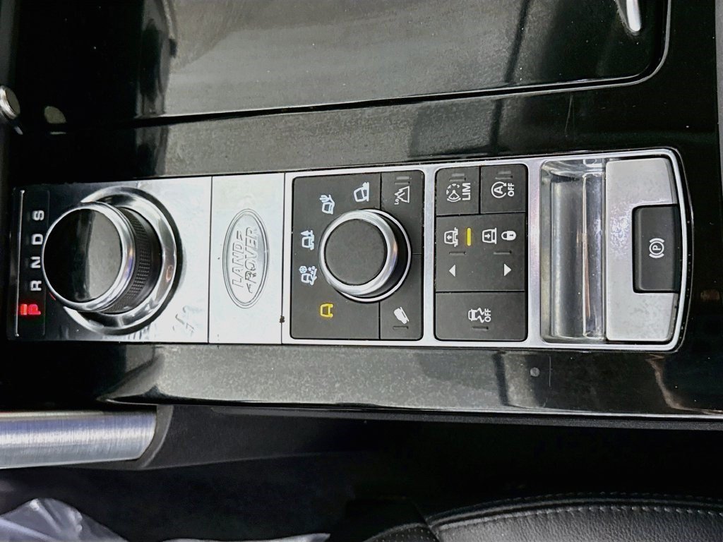 Used 2018 Narvik Black Land Rover HSE image 16