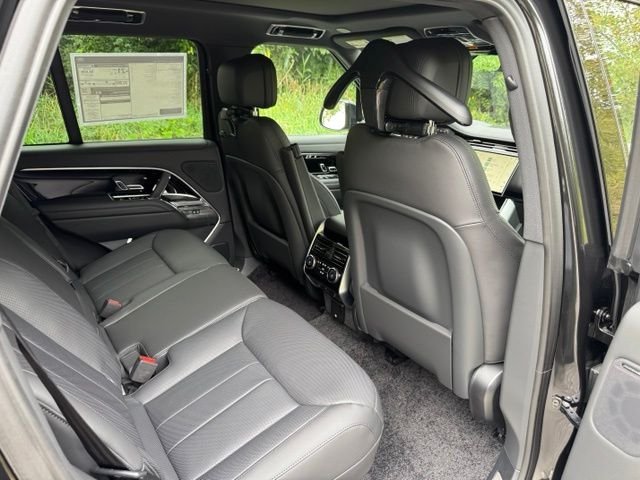 New 2027 Santorini Black Land Rover SE image 17