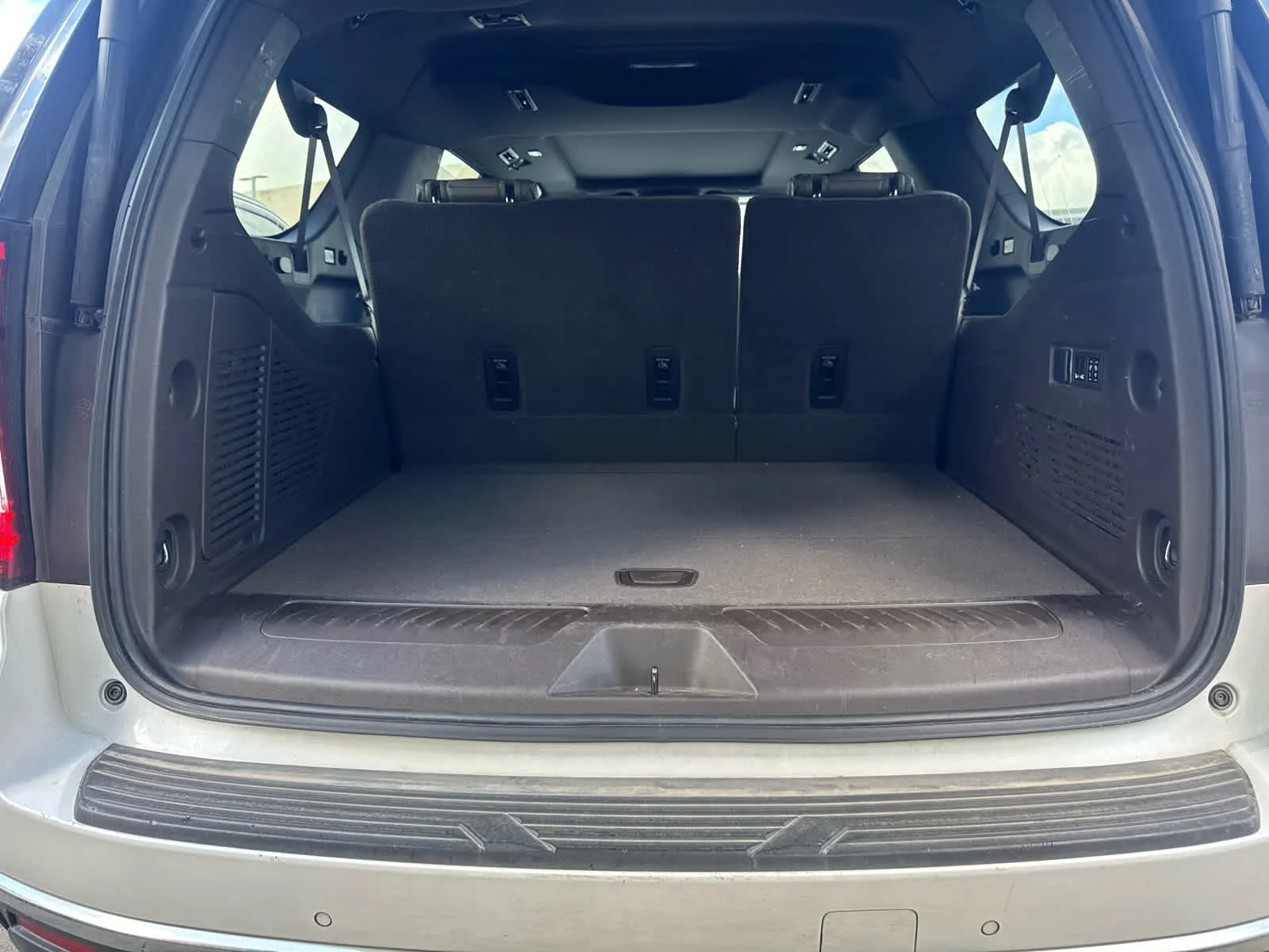 Used 2021 White Frost Tricoat GMC SLT image 7