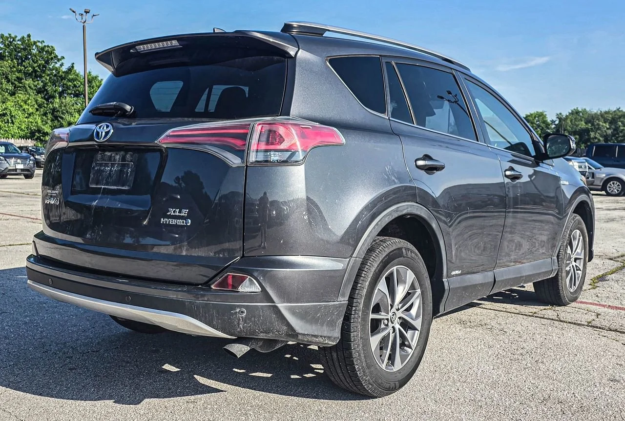 Used 2016 Gray Toyota XLE image 5