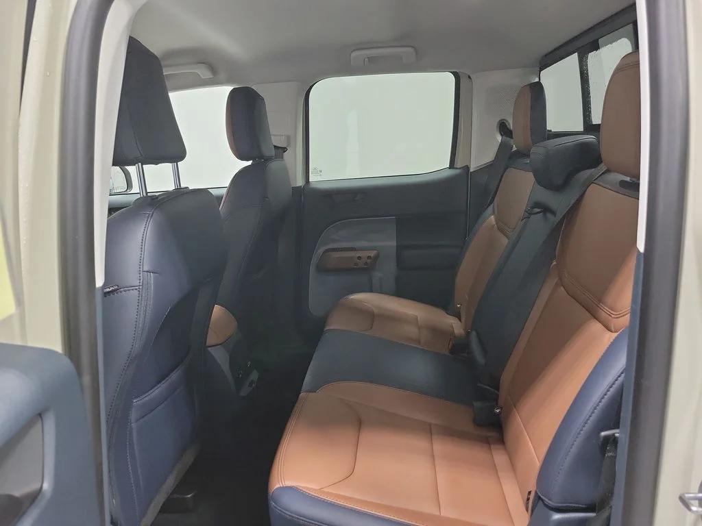 Used 2024  Ford Lariat image 25