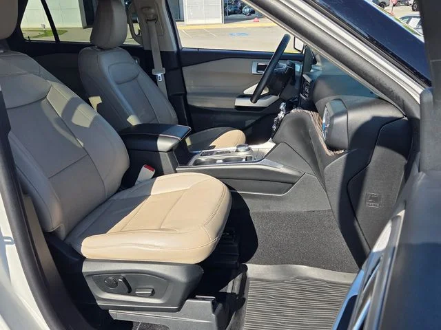 Used 2023 White Ford Limited image 17