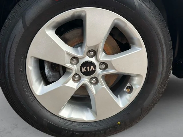 Used 2019 Clear White Kia Base image 11