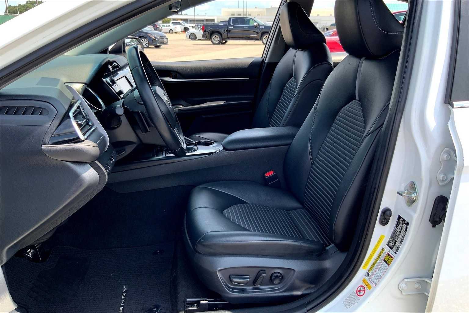 Used 2018 Super White Toyota SE image 8