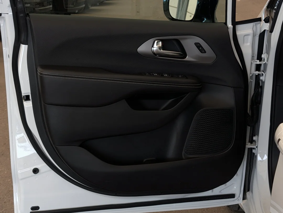 New 2027 White Chrysler Select - - AWD - 3.6L Pentastar V6 - Adaptive Cruise Control - Blind Spot Monitor & More! image 12