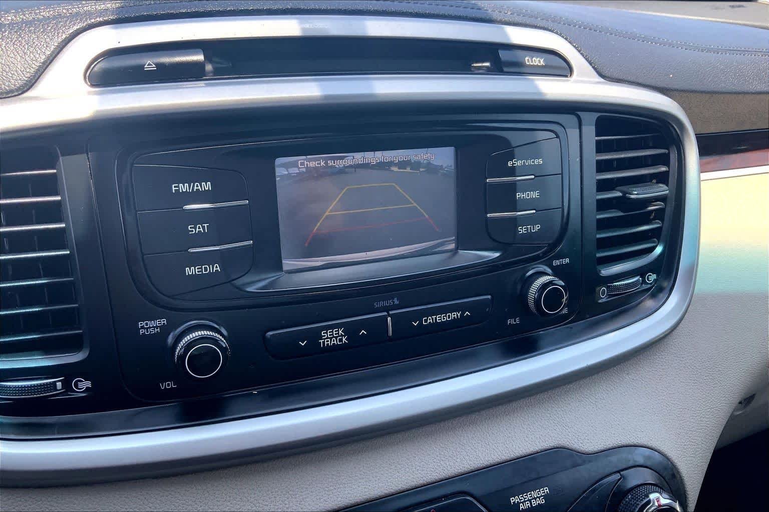 Used 2016 Snow White Pearl Kia LX image 27