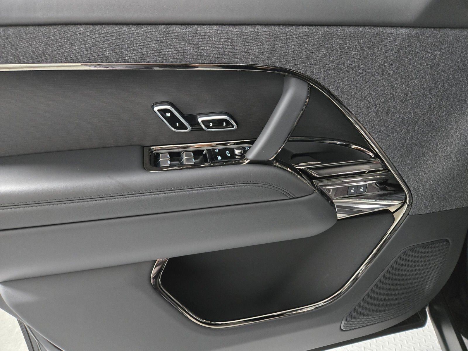 New 2026 Santorini Black Land Rover Dynamic SE image 22