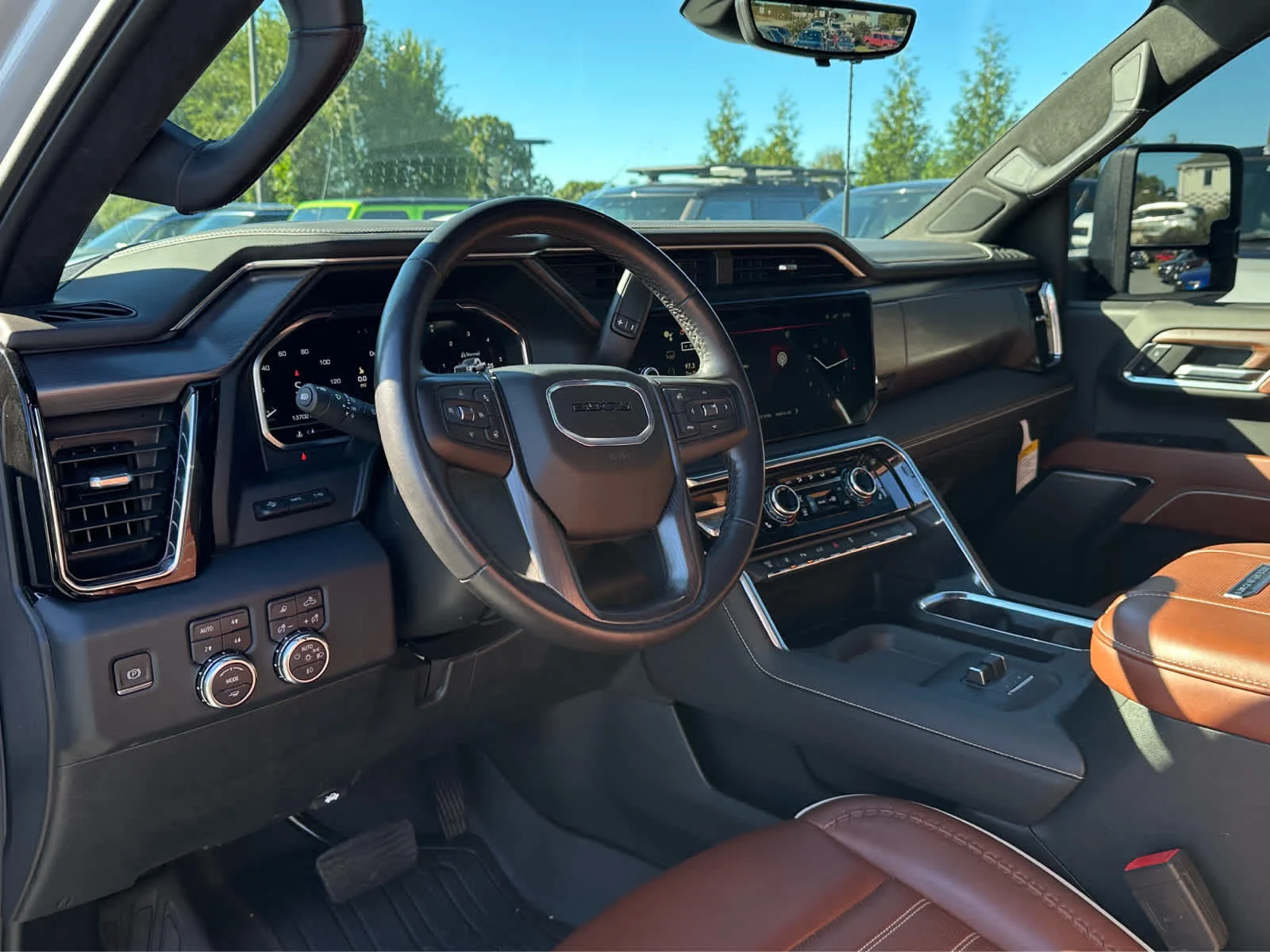 Used 2024 White Frost Tricoat GMC Denali Ultimate image 9