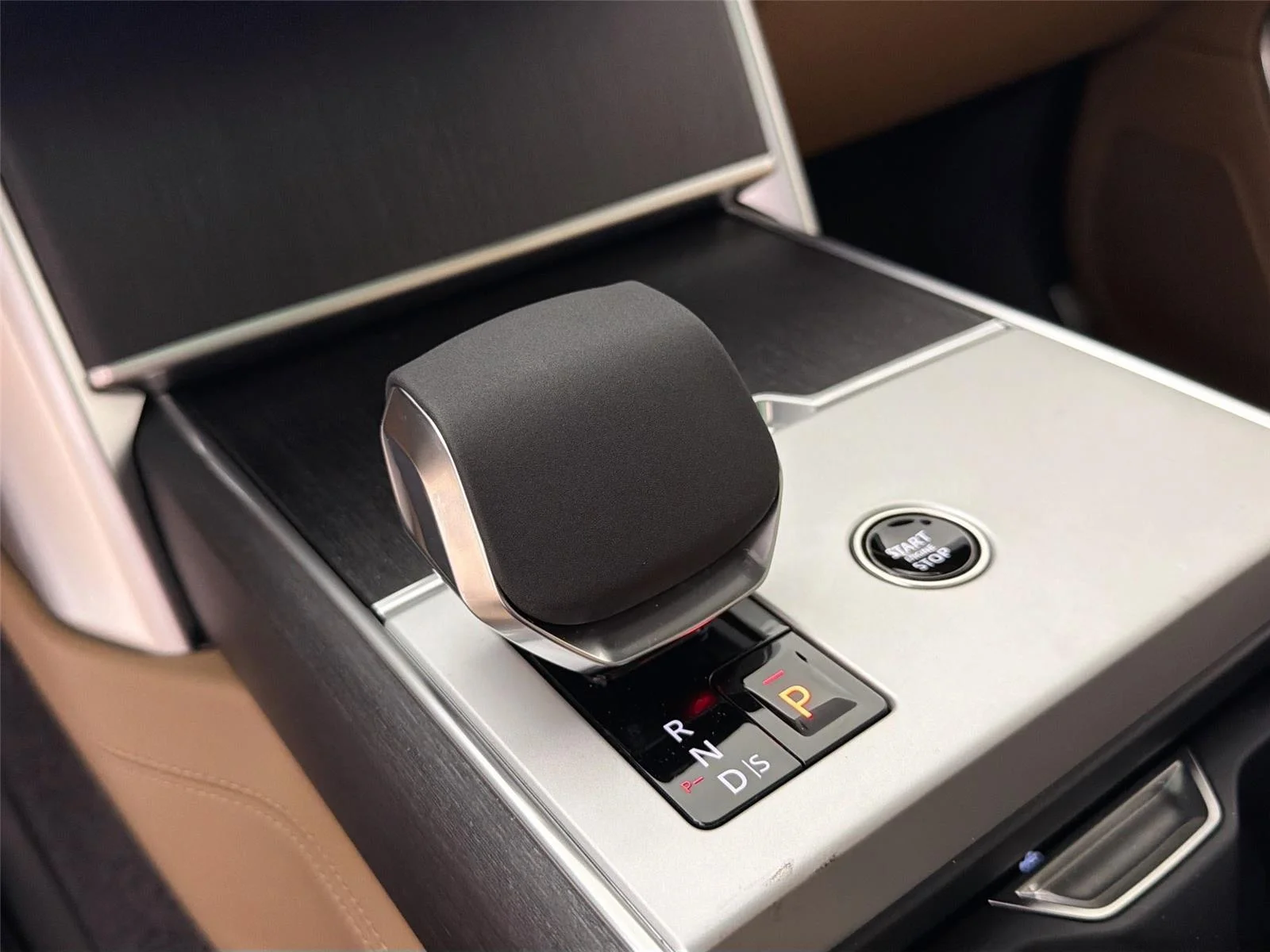 2025 Land Rover Range Rover SE - Photo 16
