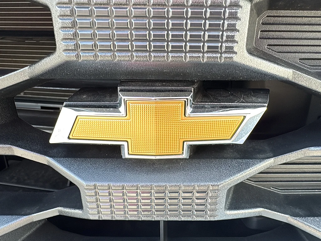 Used 2025 Summit White Chevrolet  image 11