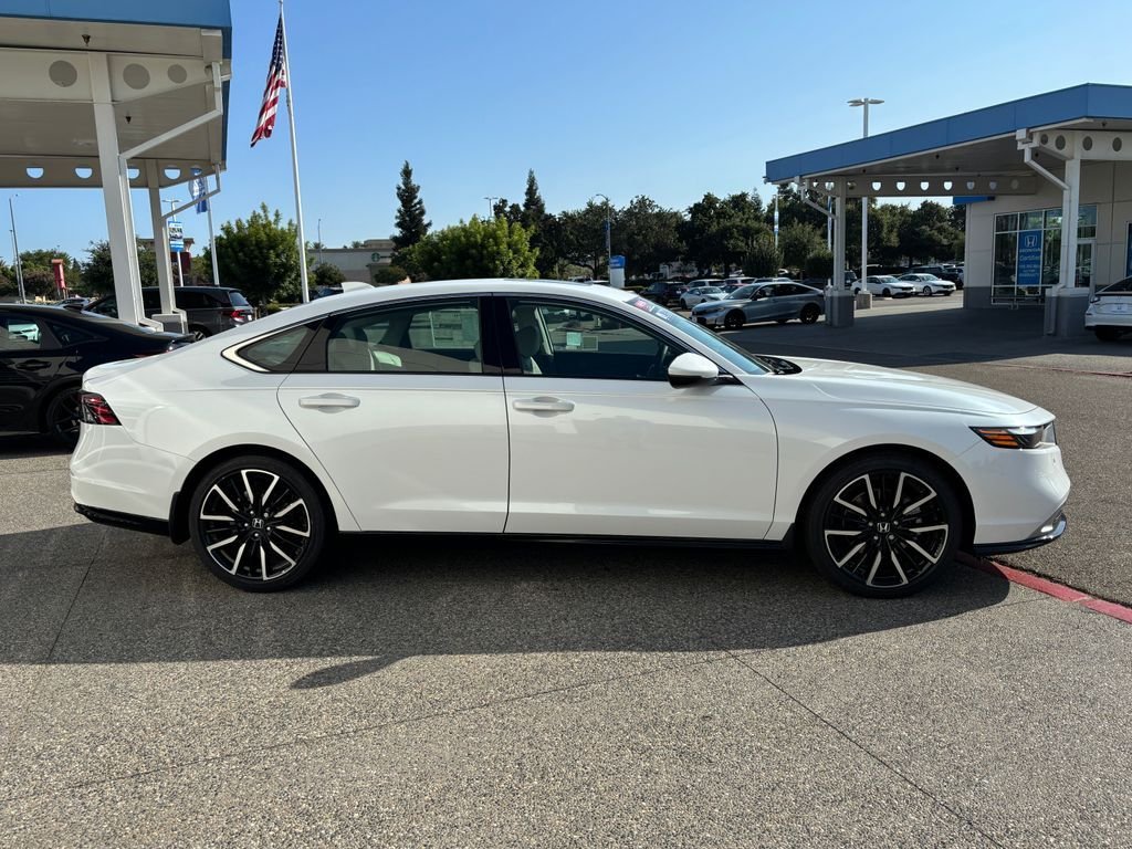 New 2026 Platinum White Pearl Honda Touring image 4
