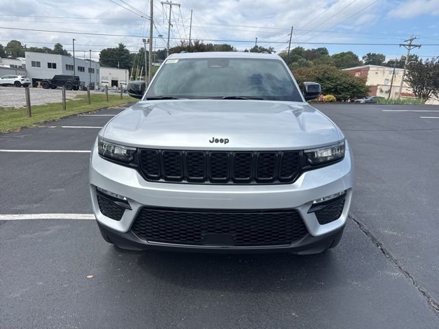 New 2025 Silver Zynith Exterior Paint Jeep Limited image 2