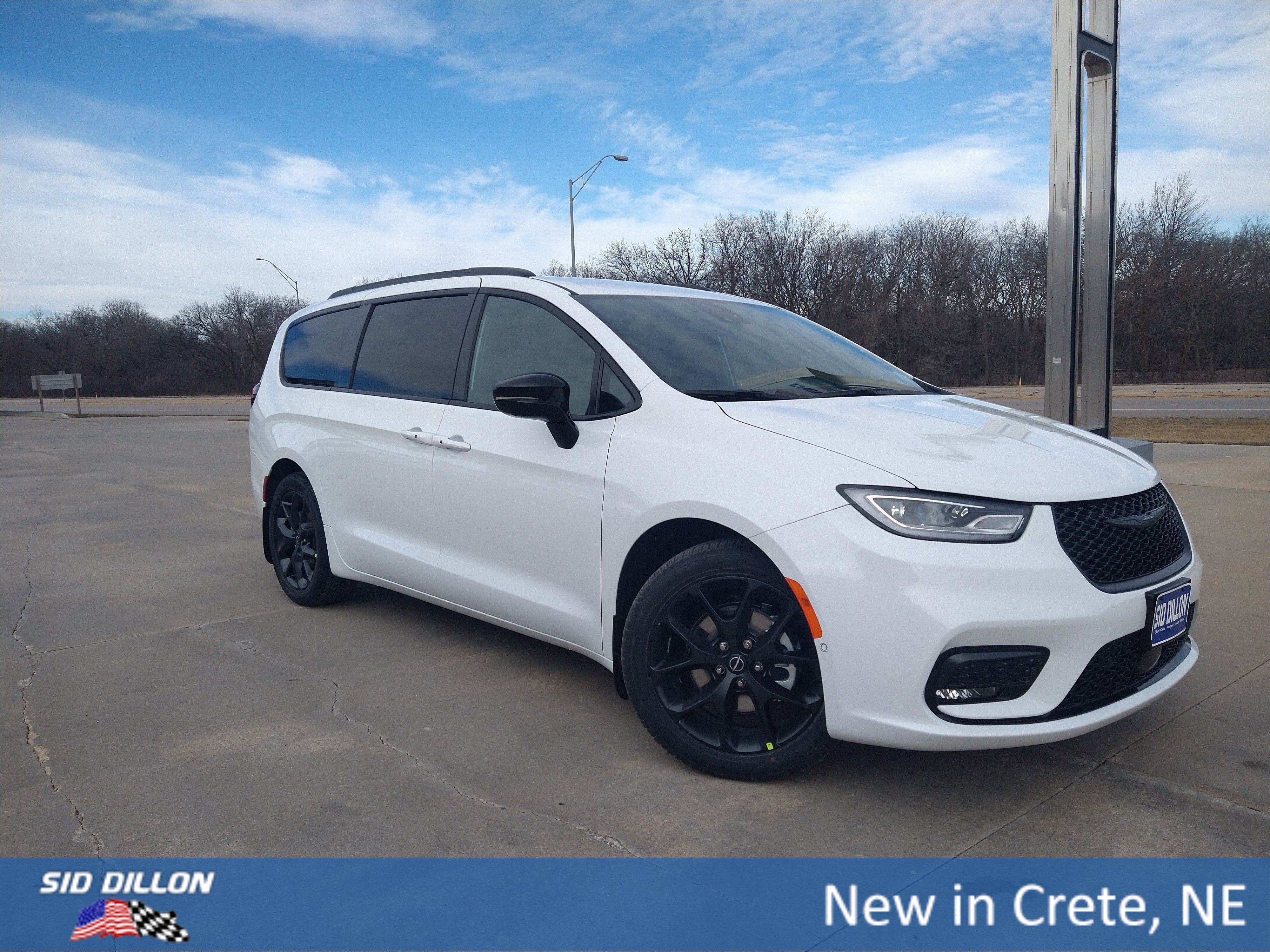 New 2026 Bright White Clear-Coat Exterior Paint Chrysler Select image 13