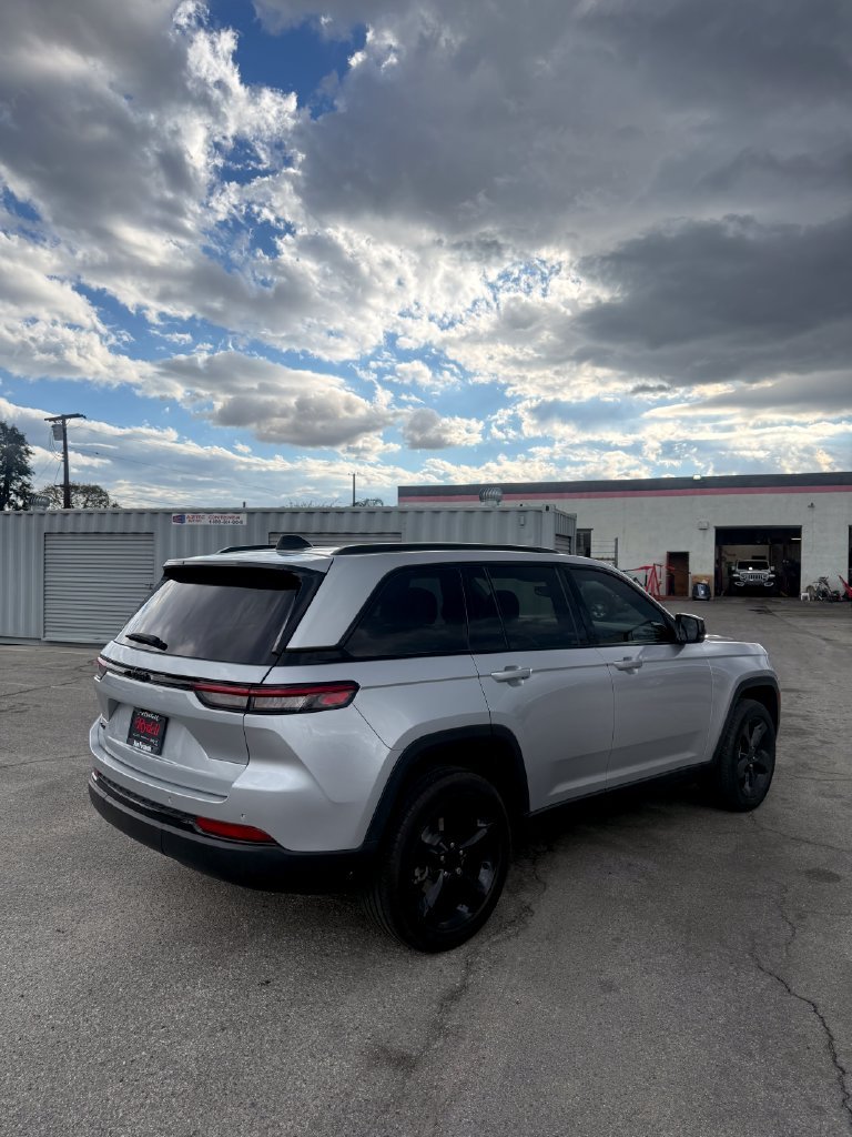 Used 2023 Silver Jeep Altitude X image 2
