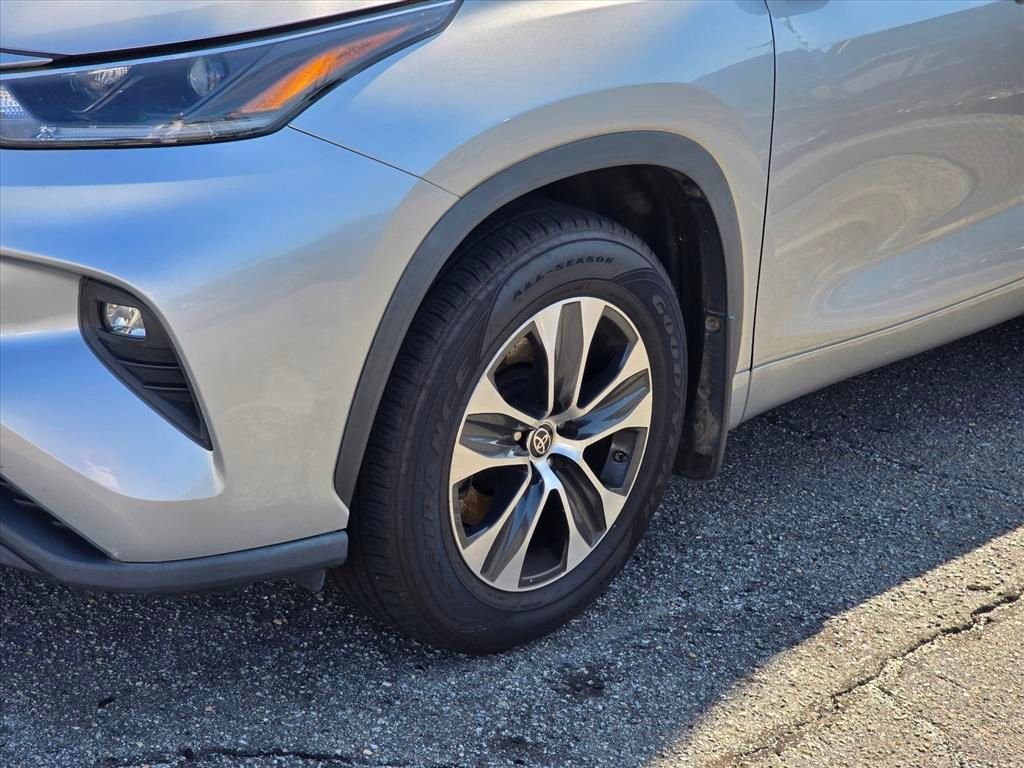 Used 2021 Silver Toyota XLE image 17