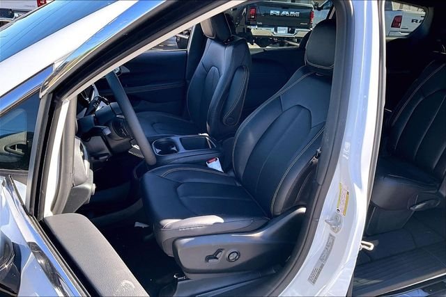 New 2026 Chrysler Pacifica Select 4D Passenger Van