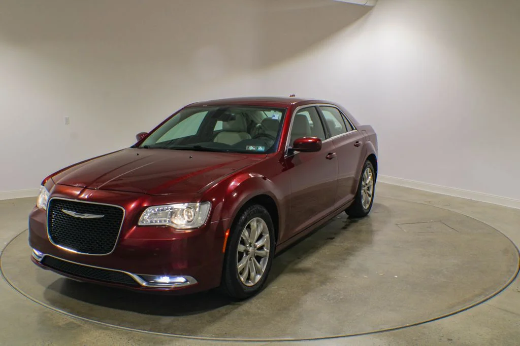 Used 2015 Velvet Chrysler Limited image 1