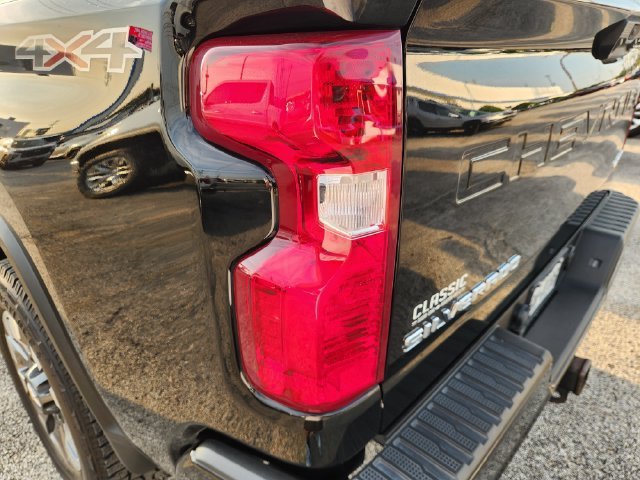Used 2022 BLACK Chevrolet Custom image 6