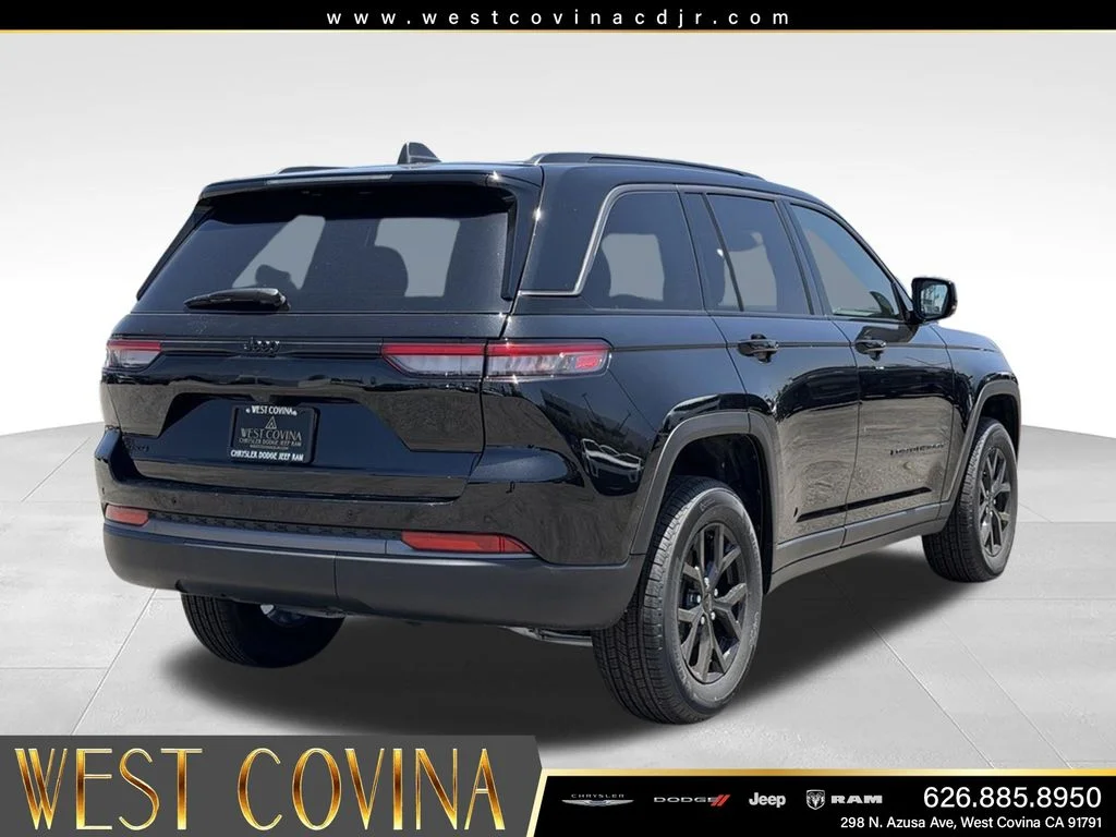 New 2026 Diamond Black Crystal Pearl-Coat Exterior Paint Jeep Altitude image 8