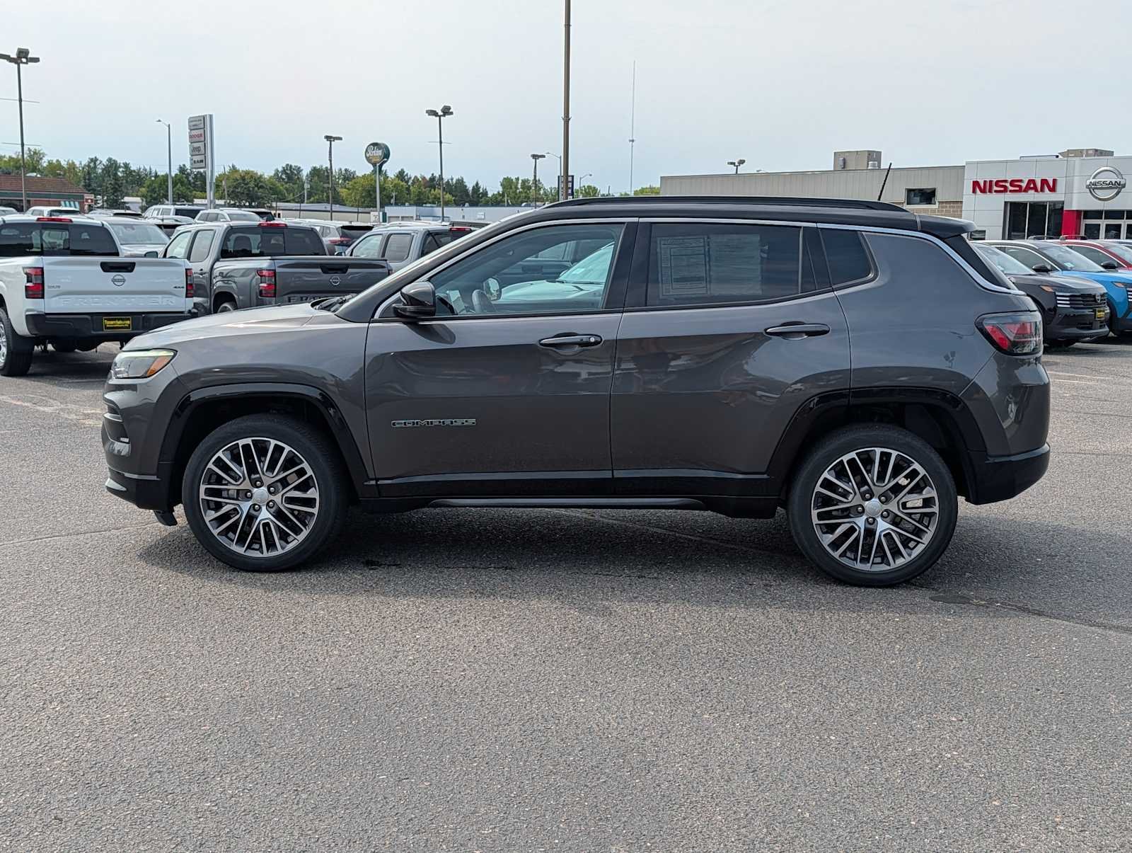 Used 2023 Granite Crystal Metallic Clearcoat Jeep Limited image 4