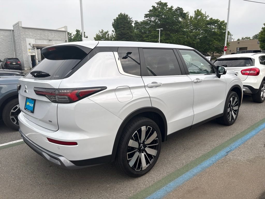 Used 2025  Mitsubishi SE image 10