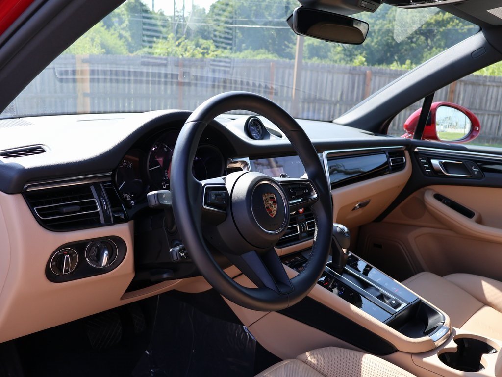 2025 Porsche Macan T photo 4