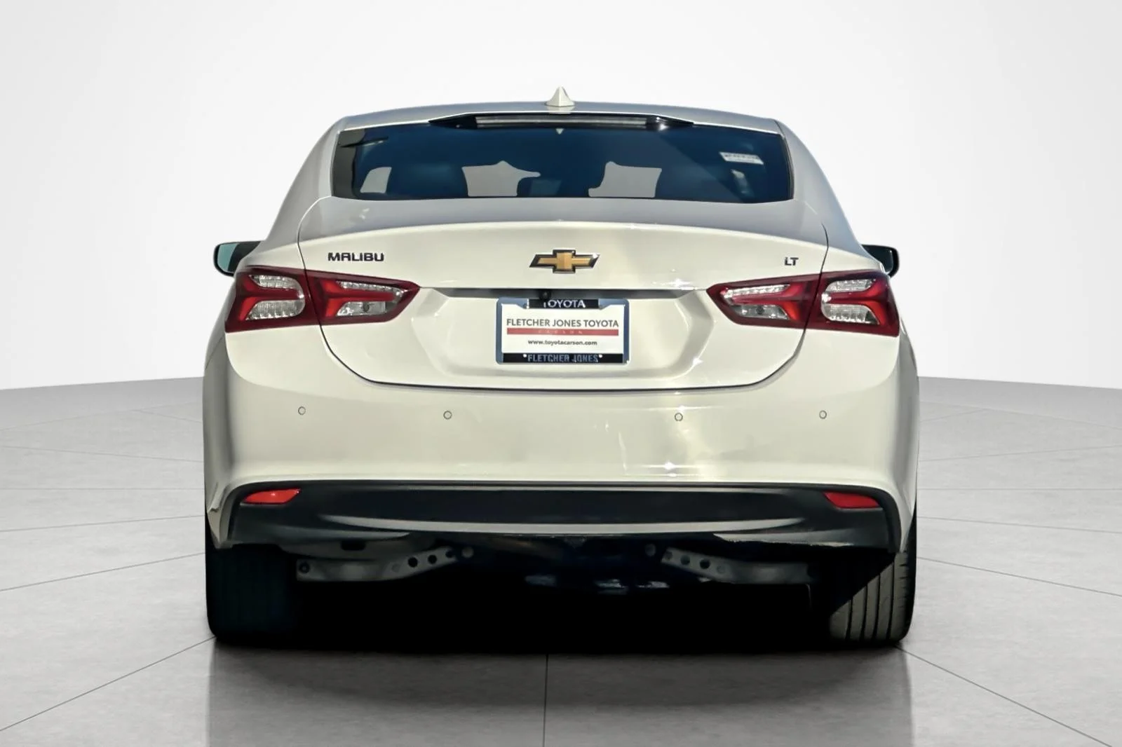 Used 2024 Summit White Chevrolet LT image 4