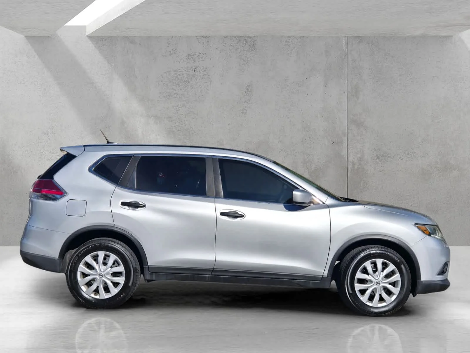Used 2016  Nissan SV image 3