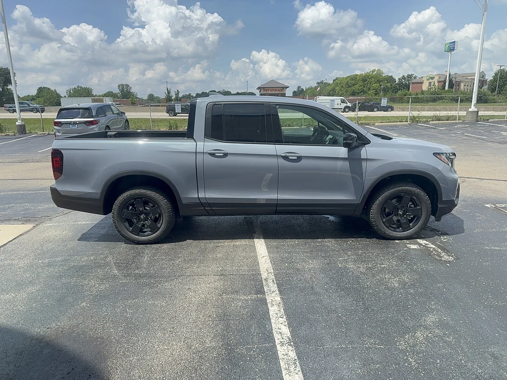 New 2026 Sonic Gray Pearl Honda Black Edition image 4