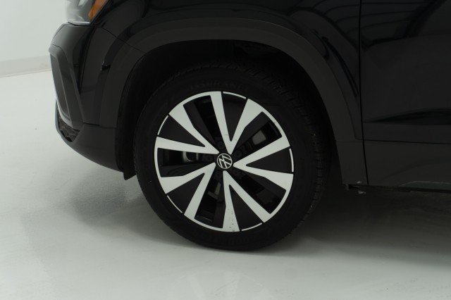 Used 2024 BLACK Volkswagen SE image 14