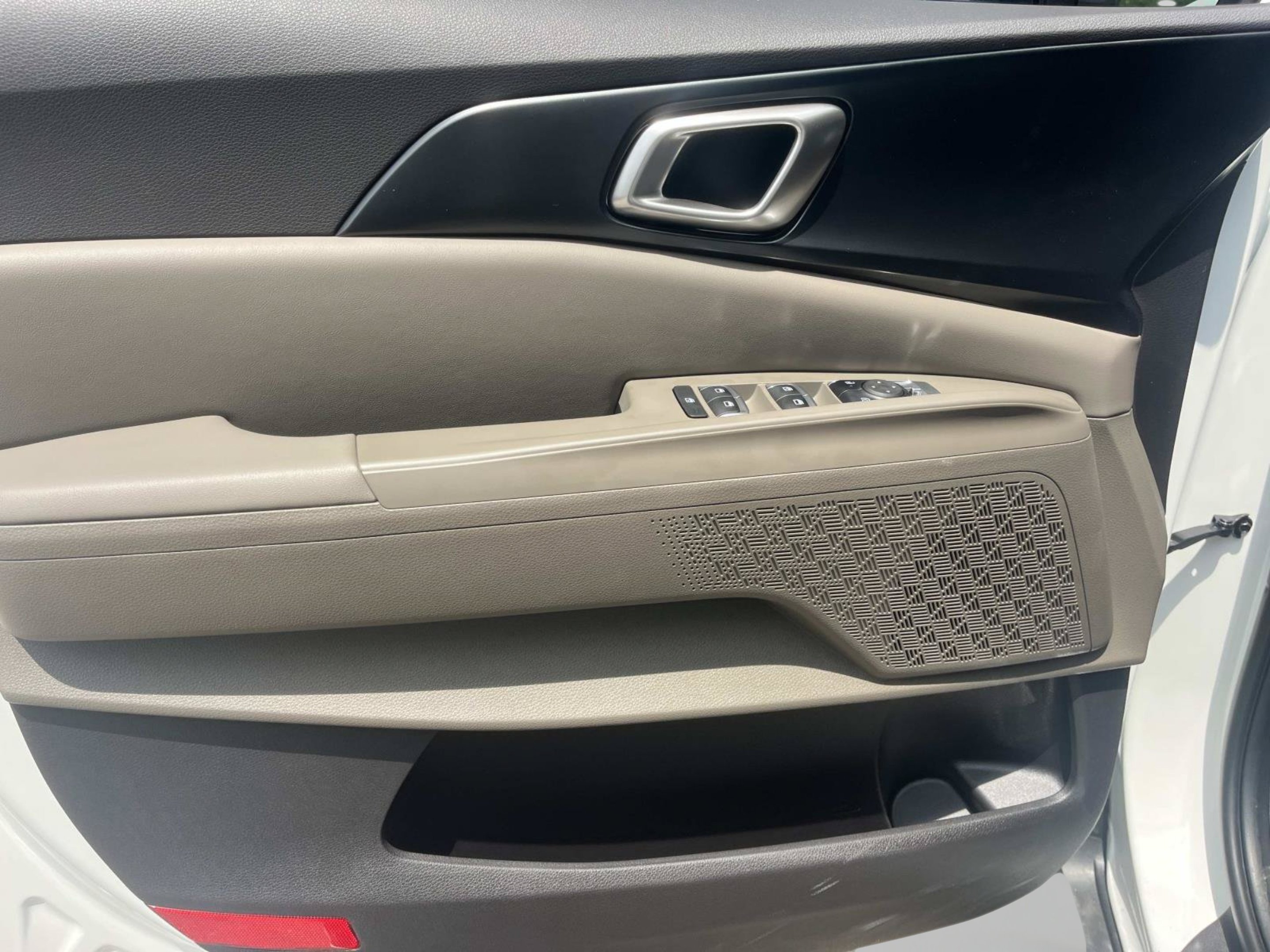 New 2026 Snow White Pearl Kia LX image 20