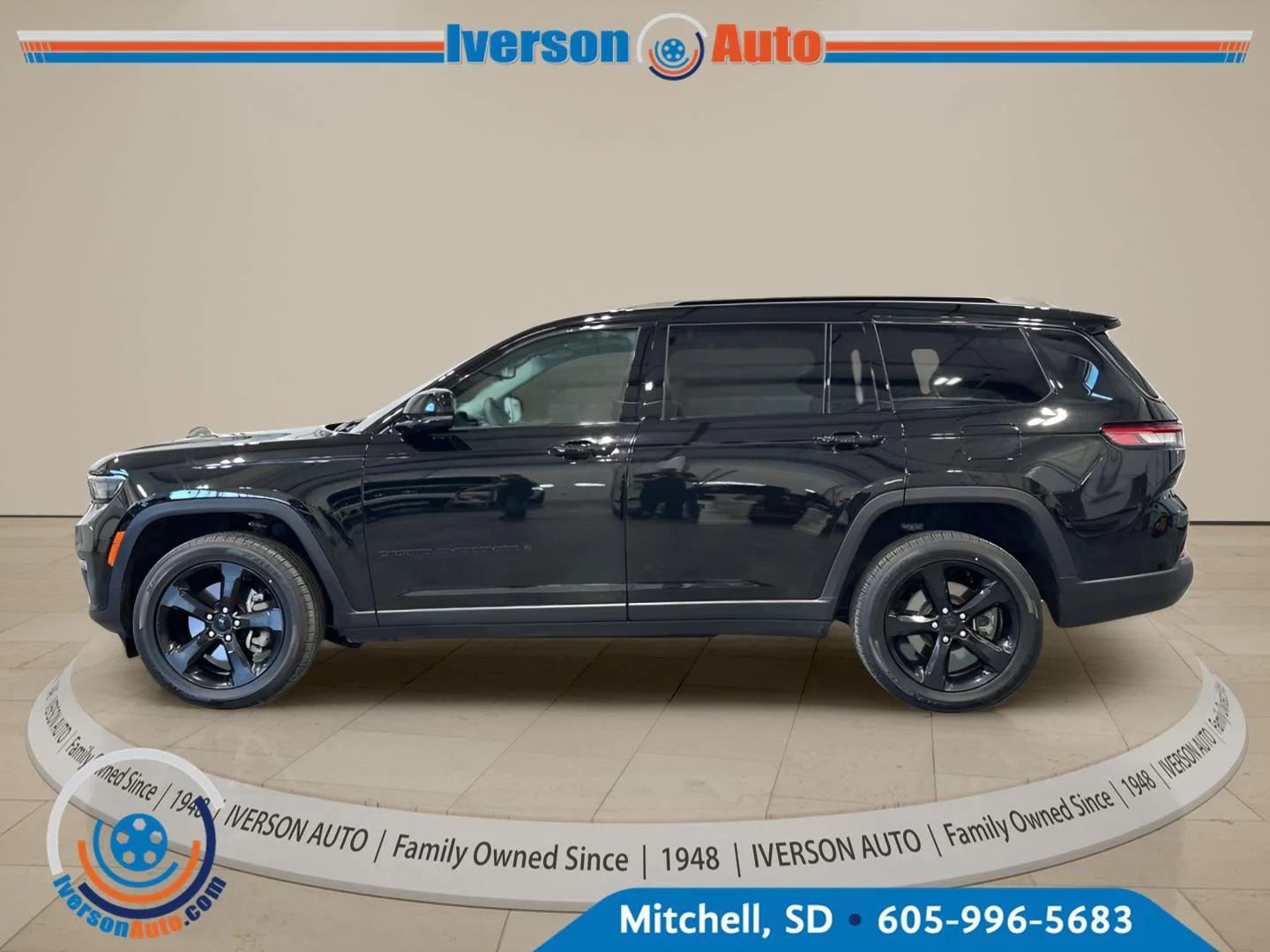 Used 2023 Diamond Black Crystal Pearlcoat Jeep Limited image 6
