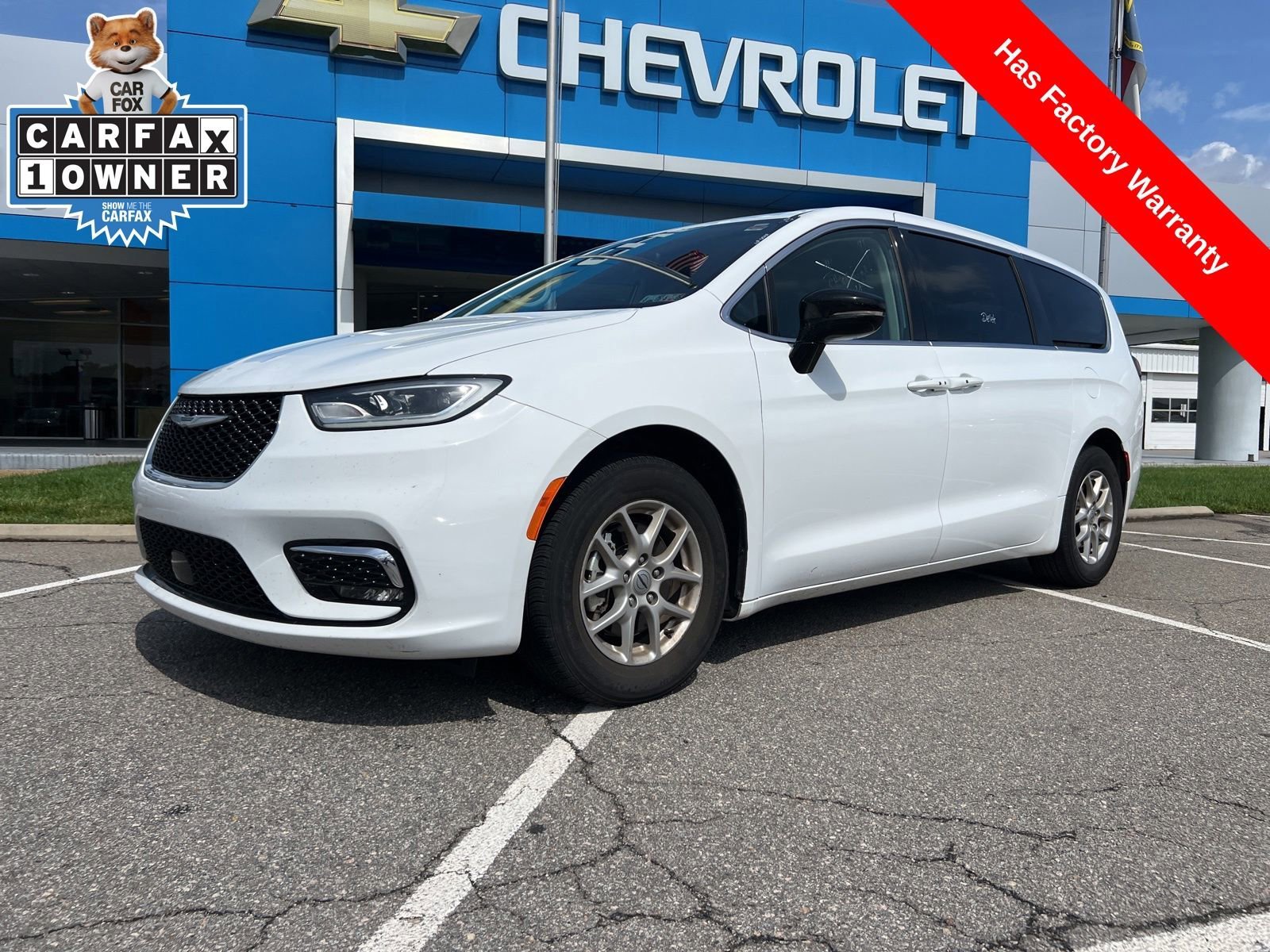 2024 Chrysler Pacifica Touring L's photo