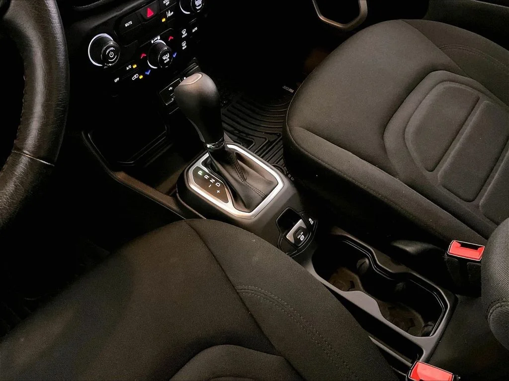 Used 2021 White Jeep Latitude image 19