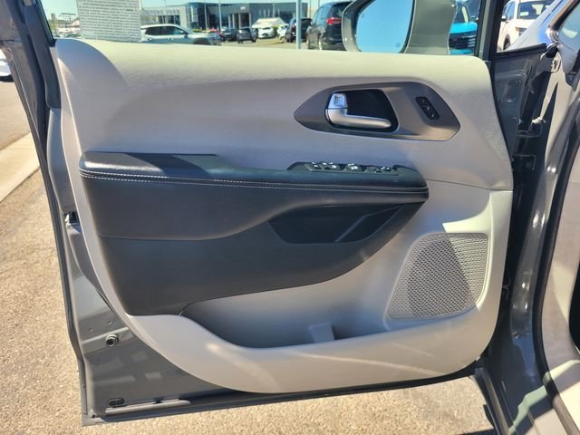 Used 2022 White Chrysler Touring L image 18