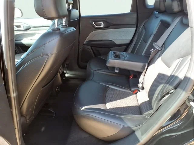 Used 2024  Jeep Latitude image 21