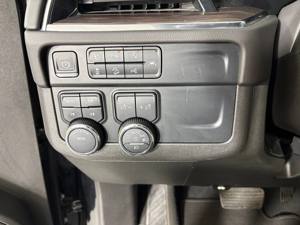 Used 2025 Black Chevrolet Z71 image 27