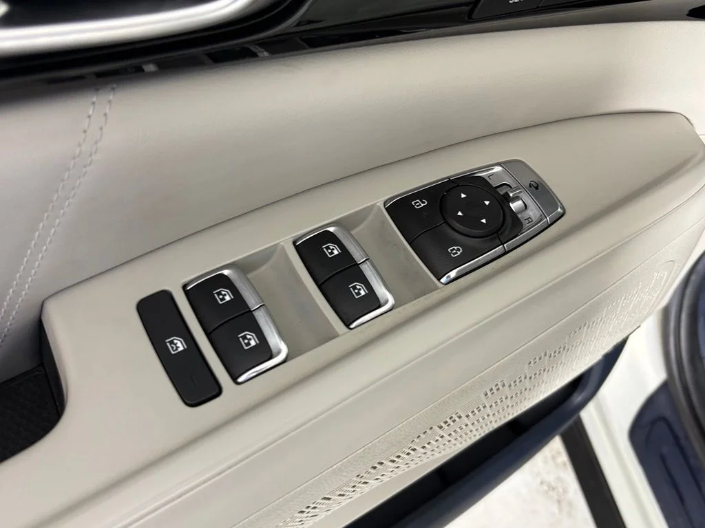 Used 2025 White Kia SX Prestige image 14