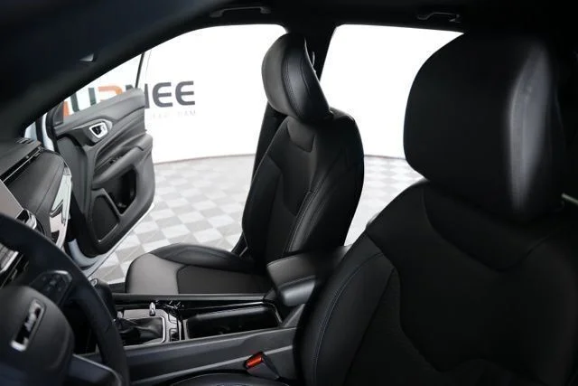 New 2026 Bright White Clear-Coat Exterior Paint Jeep Latitude image 23