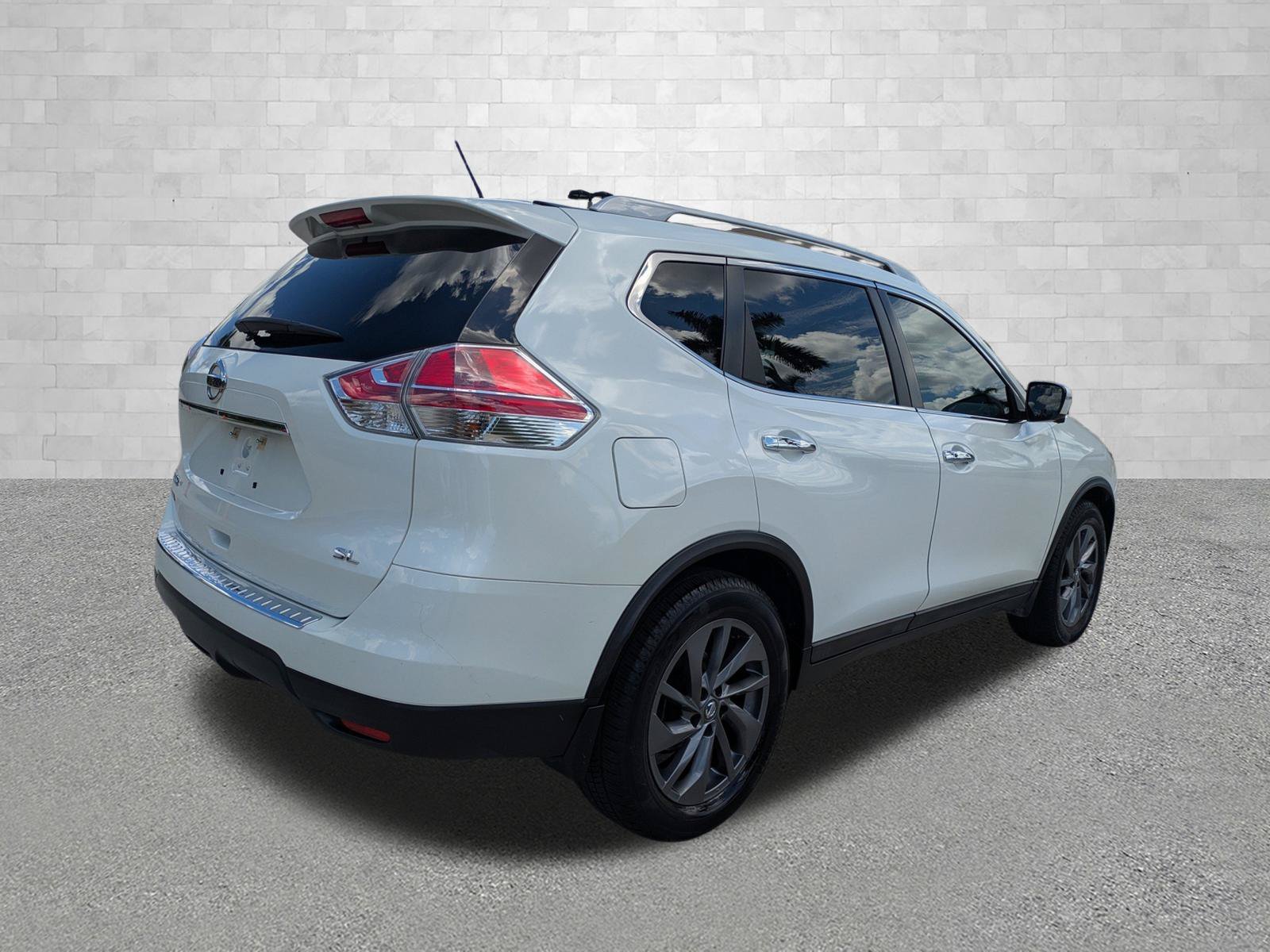 Used 2016 Nissan Rogue SL with VIN 5N1AT2MTXGC819324 for sale in Naples, FL