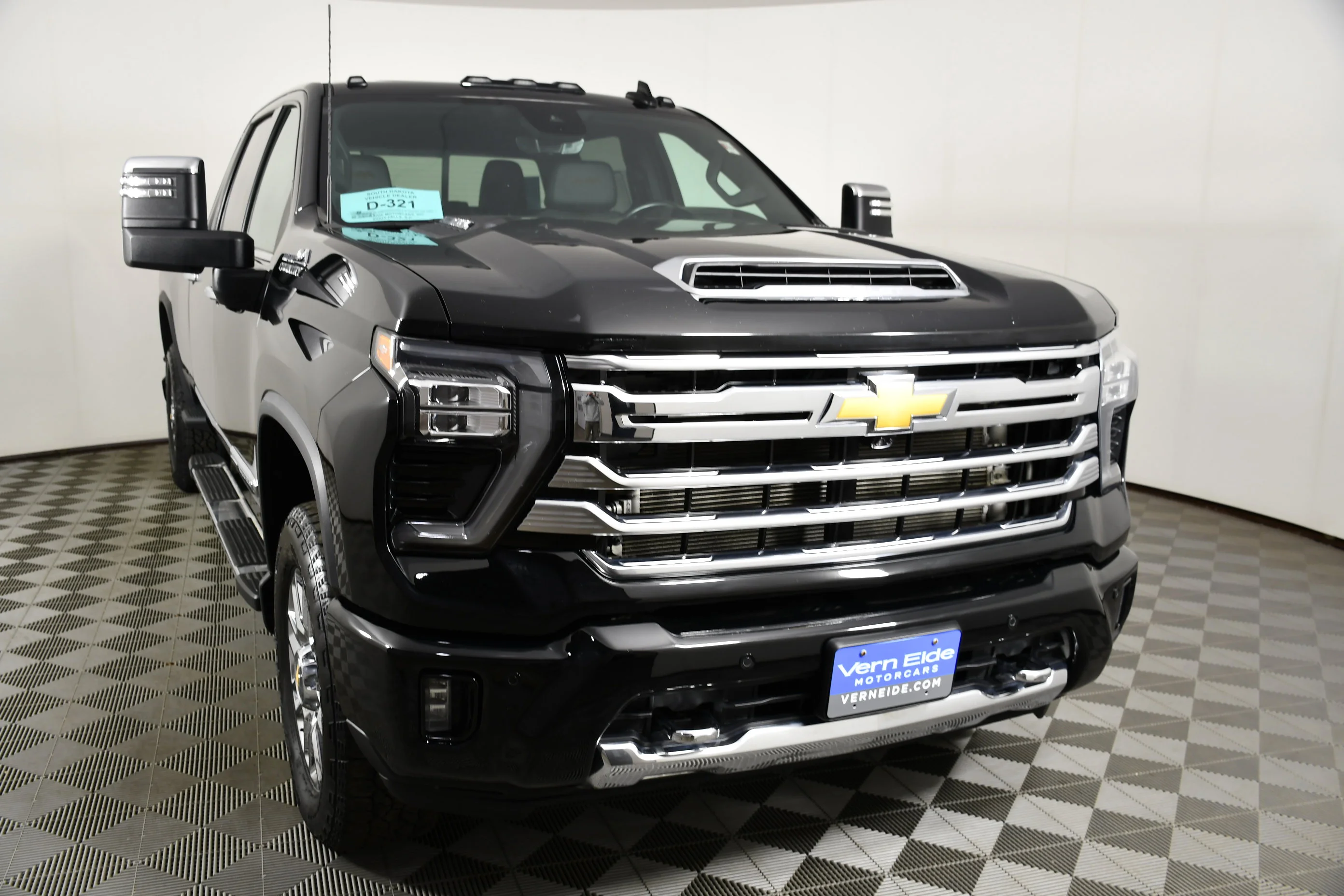 Used 2024 Black Chevrolet High Country image 3