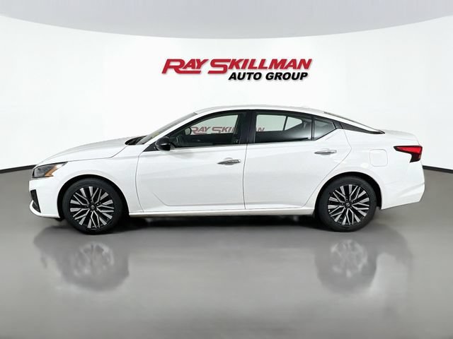 Used 2025 White Nissan SV image 4