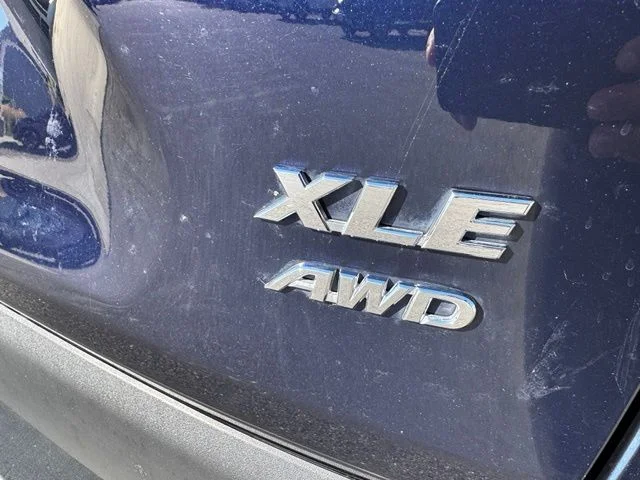 2025 Toyota RAV4 XLE - Photo 9