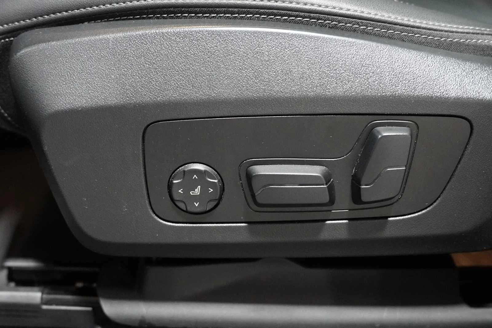 Used 2024 Blue Bay Lagoon Metallic BMW xDrive28i image 13