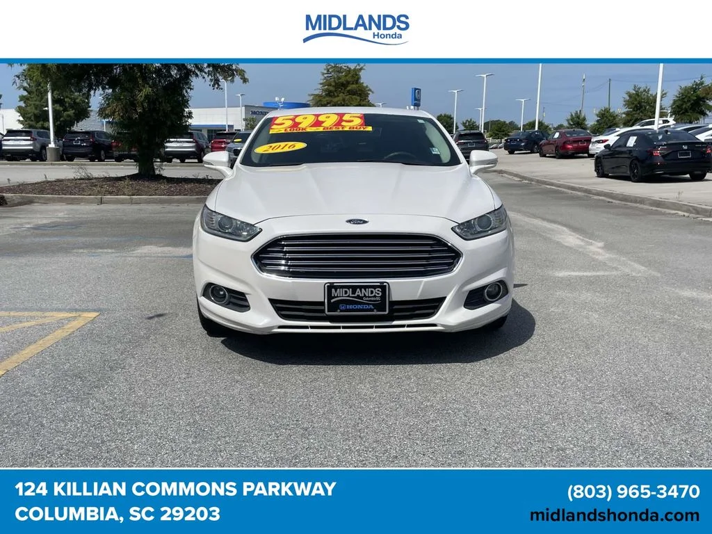 Used 2016 White Platinum Clearcoat Metallic Ford SE image 2