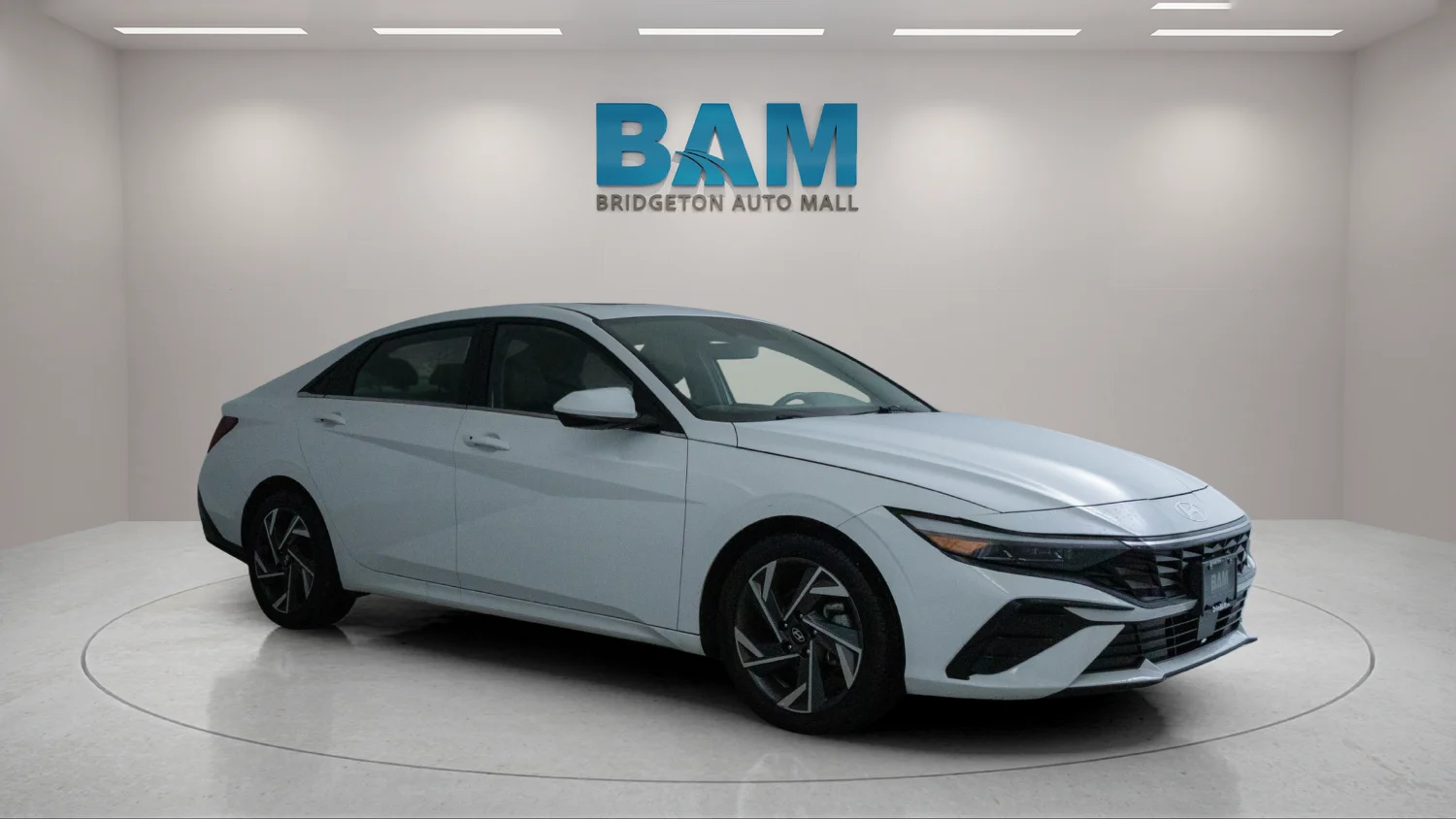 Used 2025 White Hyundai SEL Convenience image 1