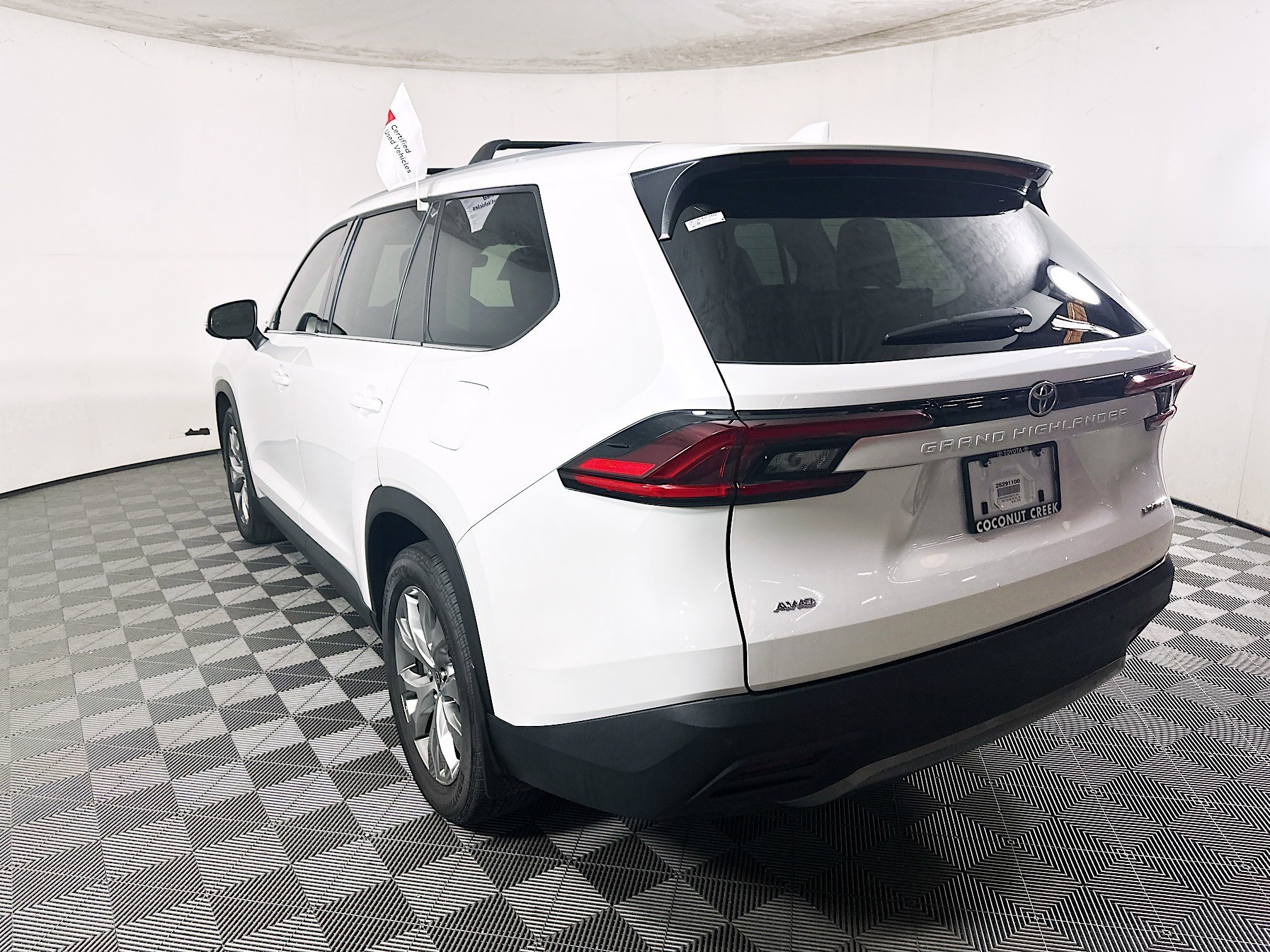 2025 Toyota Grand thumbnail 7