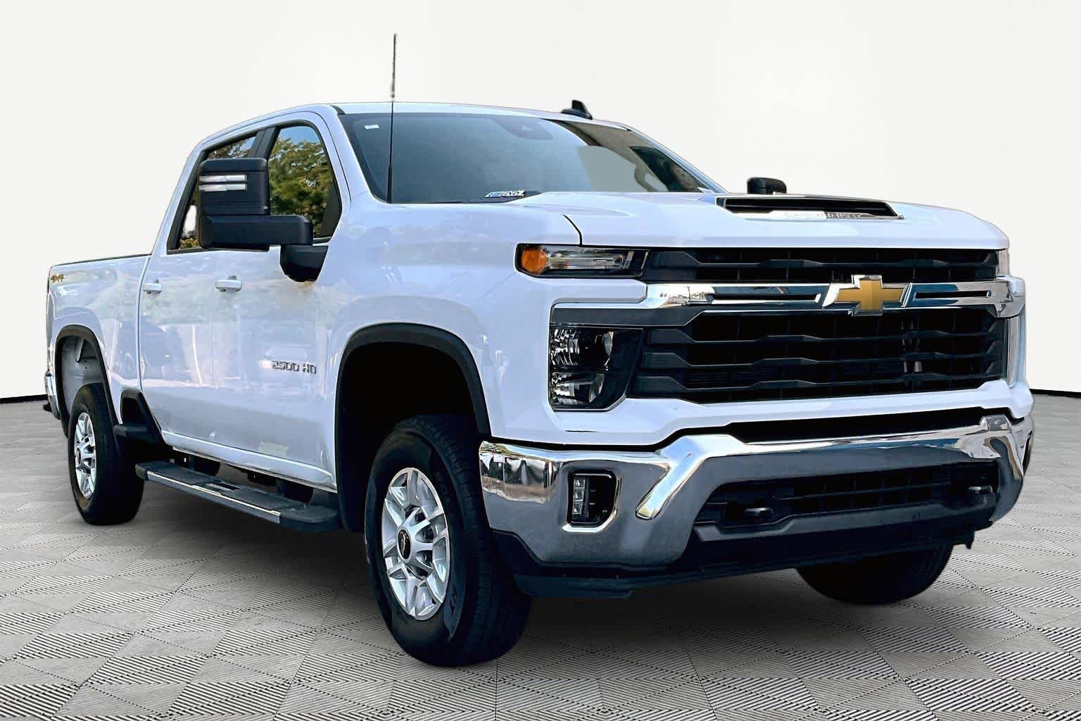 Used 2025 Summit White Chevrolet LT image 5