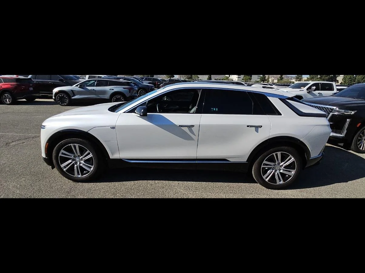 Used 2024 Crystal White Tricoat Cadillac Tech image 9