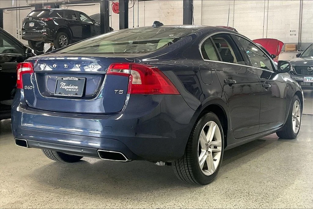 Used 2015 Blue Volvo T5 Premier image 13